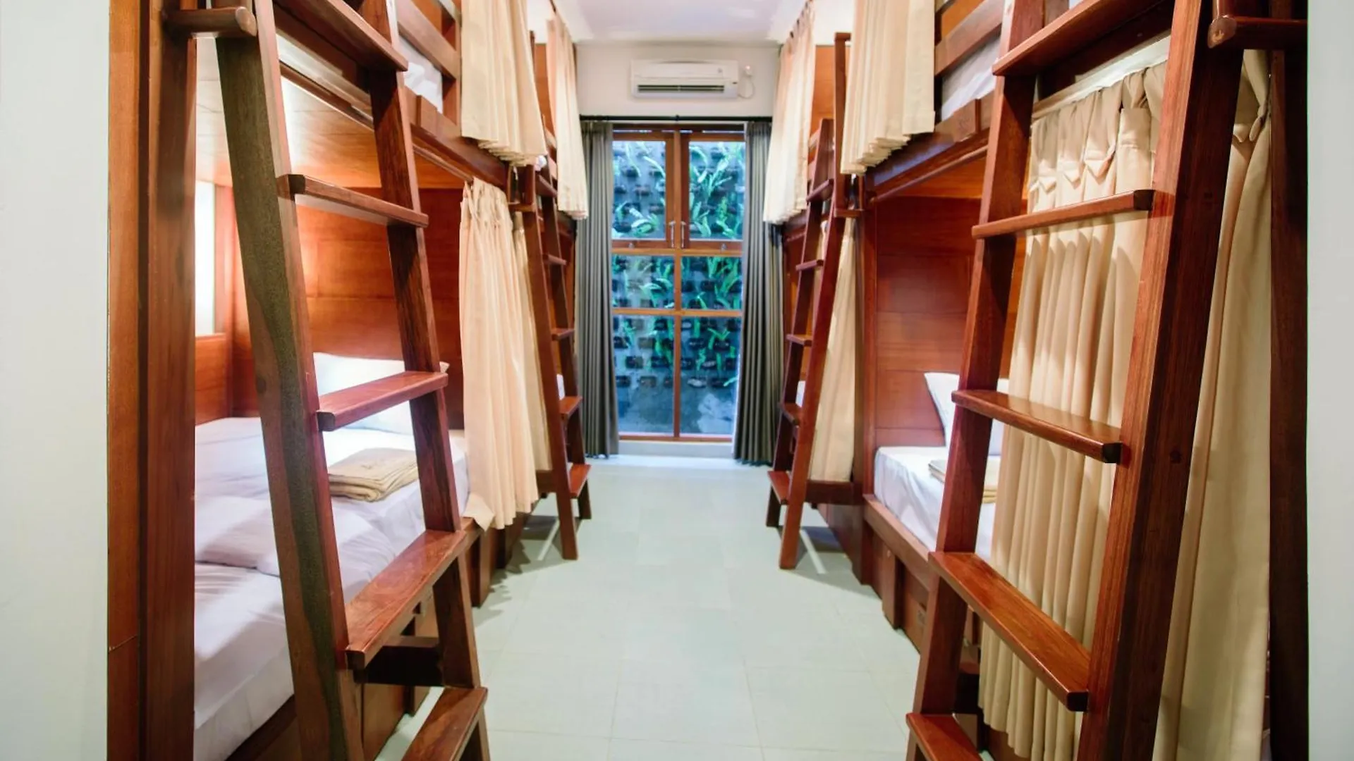 Pudak Sari Unizou Hostel Kuta  0*, Kuta (Bali)