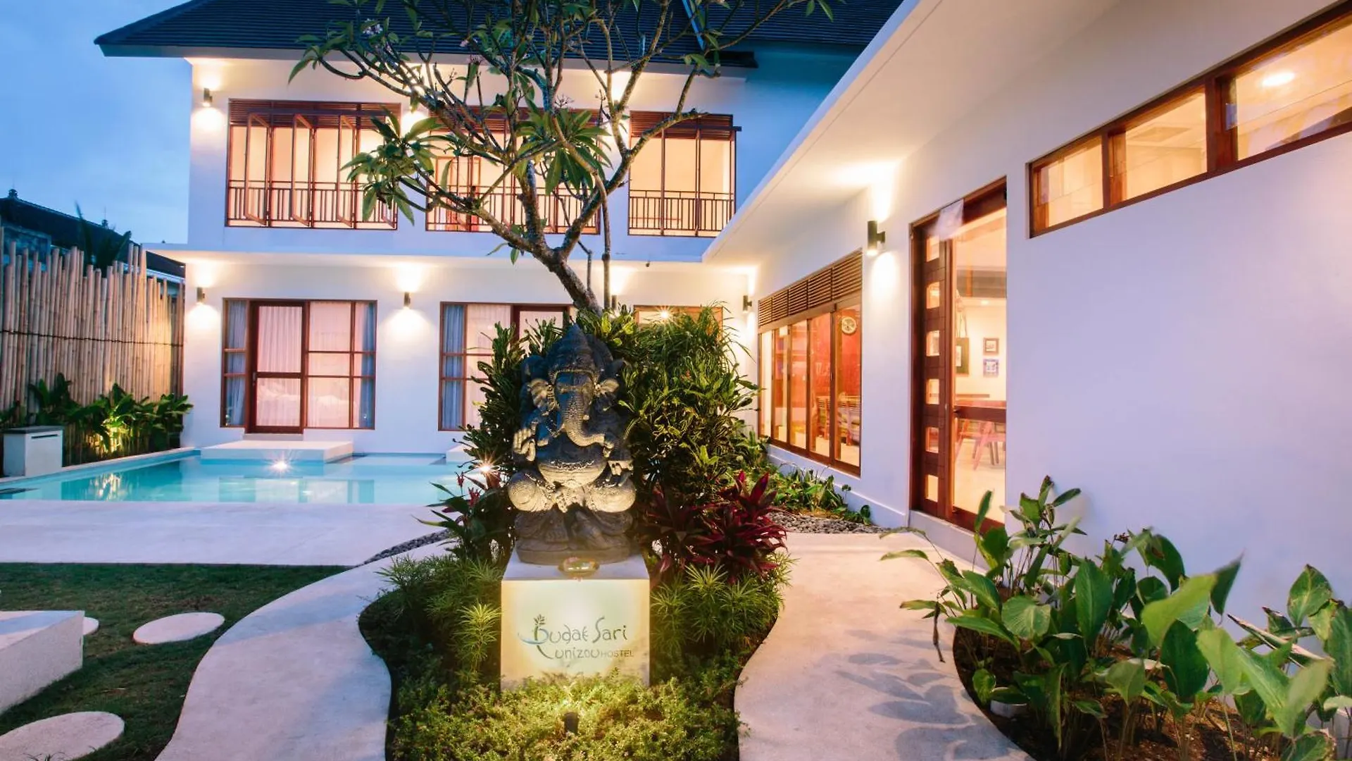 Pudak Sari Unizou Hostel Kuta  Indonesia