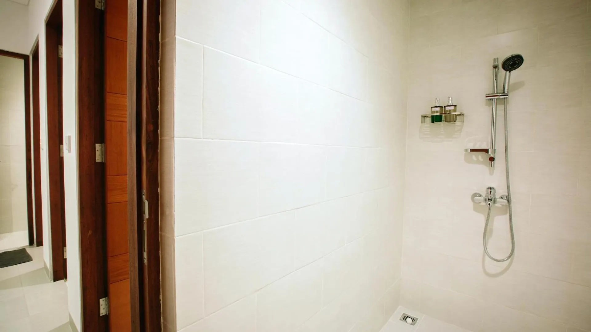 Pudak Sari Unizou Hostel Kuta